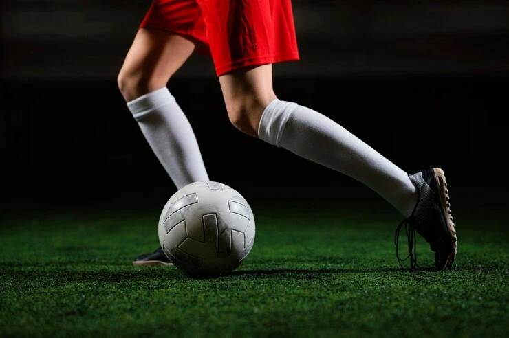 italiya serie a mərc əmsalları üçün futbolçu top ilə meydanda